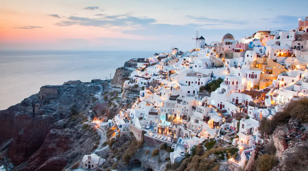 Beautiful,oia,town,on,santorini,island,,greece.,traditional,white,architecture
